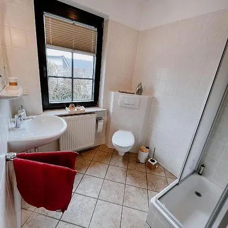 Gastehaus Seezeit Ferienwohnung 2 * Neu Sallenthin
